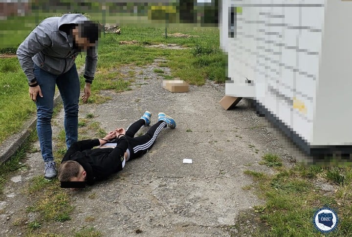 Jedna z osób została zatrzymana na gorącym uczynku. Źródło: CBZC - Oszukali w sieci na setki tysięcy złotych, policja zatrzymała podejrzanych w województwie dolnośląskim - wiadomość - 2024-05-17