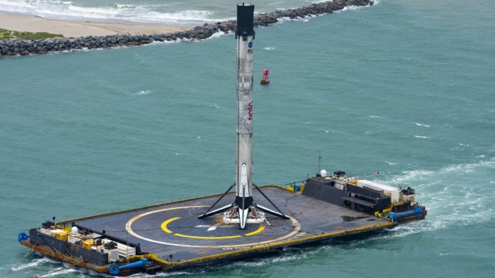 Great Shot of Landing SpaceX Rocket Looks Like SF Movie - picture #2
