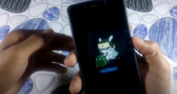 Nie sposób nie zauważyć, że telefon uruchomił się w trybie fastboot. Źródło: Bright Tech | YouTube. - Fastboot w Androidzie - co to jest i jak go wyłączyć? - wiadomość - 2024-04-25