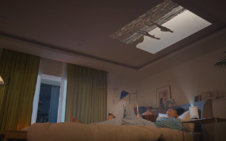 Źródło: Samsung, grafika promocyjna. - Do niedawna w ogóle nie brałem takiego urządzenia pod uwagę, a teraz wydaje mi się ono lepsze niż telewizor. Projektor Samsung The Freestyle robi prawdziwą furorę wśród użytkowników - wiadomość - 2024-05-31