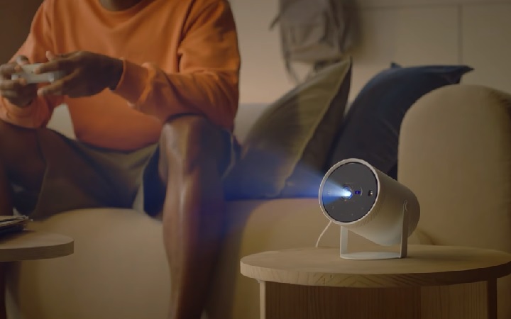Źródło: Samsung, grafika promocyjna. - Do niedawna w ogóle nie brałem takiego urządzenia pod uwagę, a teraz wydaje mi się ono lepsze niż telewizor. Projektor Samsung The Freestyle robi prawdziwą furorę wśród użytkowników - wiadomość - 2024-05-31