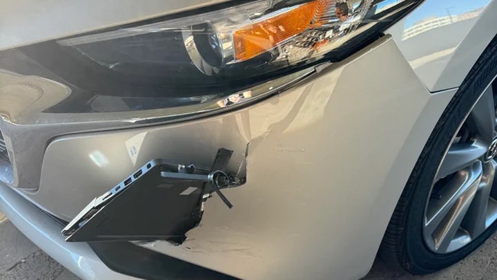 Komputer wbity w zderzak auta. | Źródło: Valuable-Dark-1691, Reddit - Kierowca wysiadł z samochodu i zauważył coś wbitego w zderzak. Okazało się, że to laptop - wiadomość - 2024-06-03