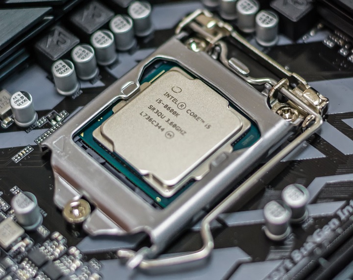 Nazwy procesorów firmy Intel okazują się łatwe do rozszyfrowania. Źródło: Alexandru-Bogdan Ghita | Unsplash. - Oznaczenia procesorów Intel - co oznaczają nazwy poszczególnych modeli? - wiadomość - 2024-04-30