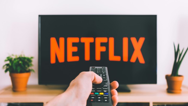 Problem z głośnością? Może to być związane z dźwiękiem przestrzennym. | Źródło: freestocks, Unsplash - Nie rozumiesz ani słowa z filmu w Netfliksie? Prosta sztuczka rozwiązuje irytujący problem z dialogami - wiadomość - 2024-06-05