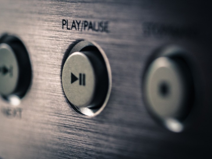 Wciskasz „play” i słuchasz dowolnego utworu. Taki komfort mamy dopiero od niedawna. TBIT / Pixabay. - Każdy pobierał MP3, dziś wywołuje to tylko nostalgiczny uśmiech. Przyjrzałem się rewolucji w branży od Napstera do Spotify - wiadomość - 2024-06-07