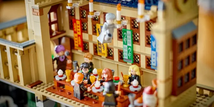 Źródło: LEGO; materiały promocyjne - Nie wiem, jakie czary zna Amazon, ale znowu oferuje klocki w fantastycznej cenie. Zestaw LEGO Zamek Hogwart Wielka Sala to pozycja obowiązkowa dla fanów marki Harry Potter - wiadomość - 2024-06-19
