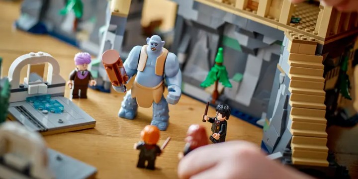 Źródło: LEGO; materiały promocyjne - Nie wiem, jakie czary zna Amazon, ale znowu oferuje klocki w fantastycznej cenie. Zestaw LEGO Zamek Hogwart Wielka Sala to pozycja obowiązkowa dla fanów marki Harry Potter - wiadomość - 2024-06-19