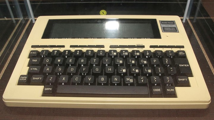 TRS-80 Model 100 był jednym z pierwszych laptopów. | Źródło: Wikimedia, Public Domain - Fan stworzył niesamowitą, 8-bitową wersję Baldur's Gate 3 na 40-letniego laptopa - wiadomość - 2024-06-19