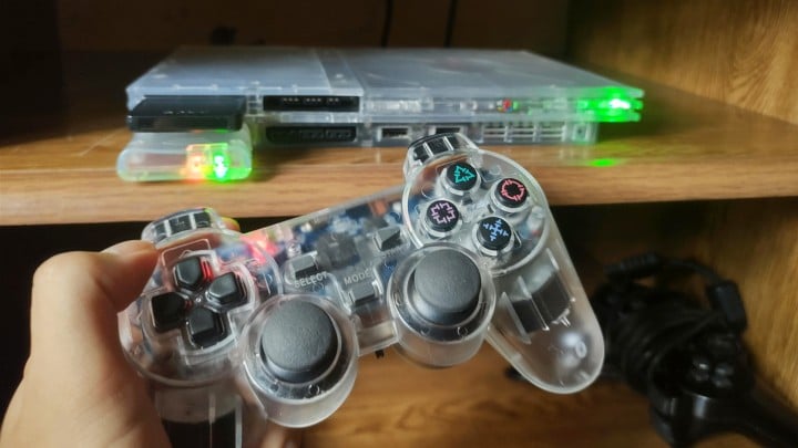Konsola PS2 Slim w przezroczystej obudowie. Źródło: AngelBryan, Reddit - Gracz chciał wyrzucić PS2, przyjaciel je uratował i zamienił w coś wyjątkowego - wiadomość - 2024-05-23