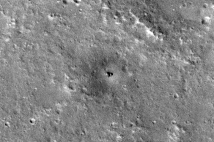 Zdjęcie miejsca lądowania sondy InSight wykonane przez MRO. | Źródło: NASA - NASA wykorzystuje statek kosmiczny w celu obserwacji martwego robota na Marsie, aby zobaczyć, jak zbiera kurz - wiadomość - 2024-05-23