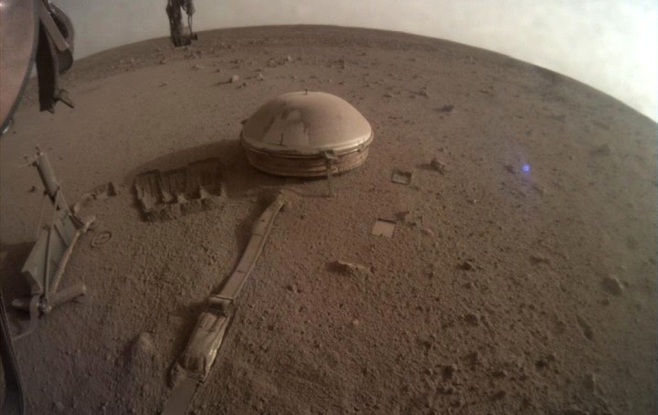 Ostatnie zdjęcie przesłane z lądownika InSight. Źródło: NASA - NASA wykorzystuje statek kosmiczny w celu obserwacji martwego robota na Marsie, aby zobaczyć, jak zbiera kurz - wiadomość - 2024-05-23