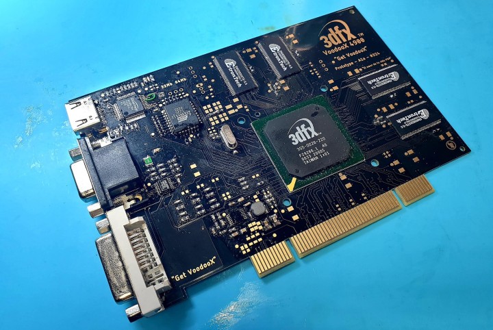 Gotowa karta graficzna oparta na GPU 3dfx z gniazdem HDMI i DVI. Źródło: Oscar Barea, X - Entuzjasta buduje niestandardową kartę graficzną na archaicznym GPU 3dfx, z portami DVI i HDMI - wiadomość - 2024-04-19