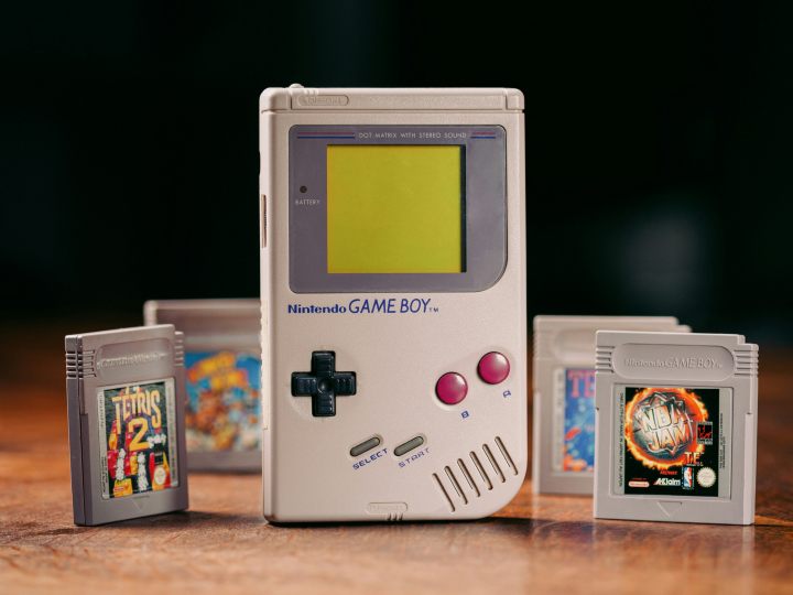 Wygląd pierwszego Game Boya | Źródło: Unsplash / Lander Denys - Mały, ale rewolucyjny. Seria Game Boy obchodzi 35. urodziny. Wspominam jak japońska marka kształtowała się na przestrzeni lat - wiadomość - 2024-04-19