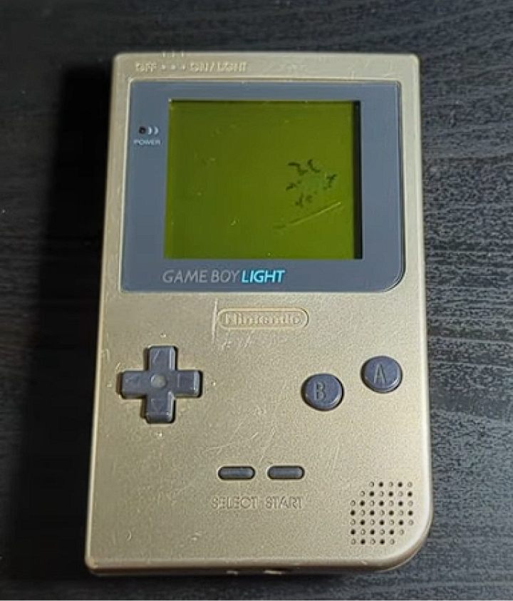 Zdjęcie nieco podniszczonego Game Boya Light | Źródło: YouTube / The Japan-Exclusive Game Boy Light! via frokfrdk - Mały, ale rewolucyjny. Seria Game Boy obchodzi 35. urodziny. Wspominam jak japońska marka kształtowała się na przestrzeni lat - wiadomość - 2024-04-19