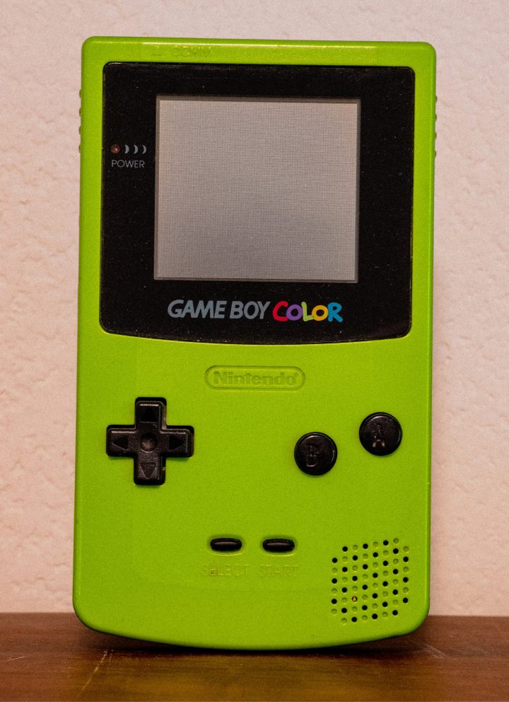 Game Boya Color w soczyście zielonym kolorze.| Źródło: Unsplash / Alan Rodriguez - Mały, ale rewolucyjny. Seria Game Boy obchodzi 35. urodziny. Wspominam jak japońska marka kształtowała się na przestrzeni lat - wiadomość - 2024-04-19
