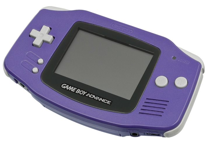 Game boy Advance w kolorze Indygo. | Źródło: Wikipedia / Game Boy Advance - Mały, ale rewolucyjny. Seria Game Boy obchodzi 35. urodziny. Wspominam jak japońska marka kształtowała się na przestrzeni lat - wiadomość - 2024-04-19