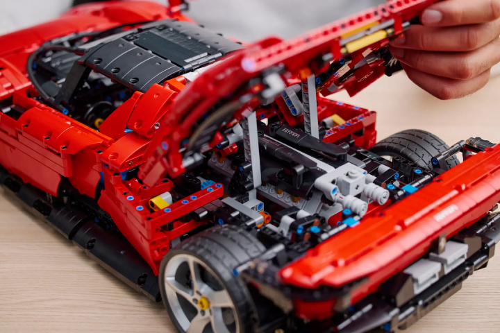 Źródło: materiały promocyjne, LEGO.pl. - Opus Magnum serii LEGO Technic w zadziwiająco niskiej cenie. Liczący blisko 4000 elementów model Ferrari Daytona SP3 to zestaw, na widok którego będziesz zbierać szczękę z podłogi - wiadomość - 2024-06-23