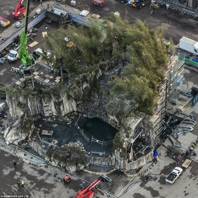 Winter Gotham in The Batman; New Batcave Revealed - picture #2