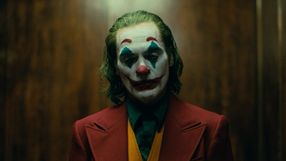 Joker Todda Phillipsa oryginalnie miał inne zakończenie, ale zaprotestował przeciwko niemu Christopher Nolan. Pomysł i tak wykorzystano w „dwójce”