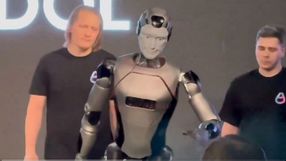 Nowy robot z Rosji miał zachwycić, ale zaliczył glebę w trakcie pokazu i stał się pośmiewiskiem w sieci