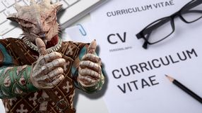 Gracz przypadkowo zamienił kartę postaci Dungeons and Dragons ze swoim podaniem o pracę. Pracodawca szuka go teraz na Reddicie