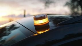 Lampy V16 miały zastąpić trójkąt ostrzegawczy i zmniejszyć ryzyko. Ostatecznie okazało się, że mogą je również stwarzać