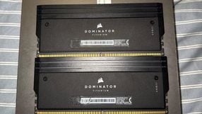 Gracz kupuje pamięć RAM za ponad 1600 zł, otrzymuje kopię, która wygląda jak oryginał, ale świeci się kolorowymi światłami i jest warta tylko ułamek ceny oryginału