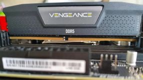 Ktoś podmienił RAM jeszcze w magazynie; gracz kupił pamięć DDR5, a dostał zamaskowaną DDR4