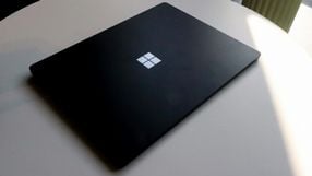 Użytkownik komputera chce skonfigurować system Windows 11, gdy pojawia się asystent AI i podaje wskazówki, które są nieaktualne od czasów systemu Windows Vista