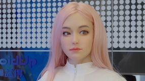 Chiński robot-towarzysz generuje ciepło i porusza się jak człowiek, ale jego cena sprawia, że to produkt dla bogatych