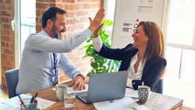 80 tysięcy zwolnionych w zaledwie trzy miesiące, z czego prawie 50% to „wina AI”: korporacje uświadomiły sobie, że sztuczna inteligencja to idealny kozioł ofiarny