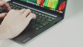 Tani laptop z Windowsem zdeklasował MacBooka Neo, ale internauci zarzucają badanie pod tezę na zlecenie Microsoftu