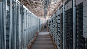 Centra danych AI mierzą się z rosnącą falą skarg. Mieszkańcy twierdzą, że „niesłyszalne” infradźwięki powodują problemy zdrowotne, a przepisy chronią branżowych gigantów