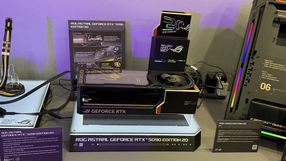 RTX 5090 z własnym ekranem i poborem do 800 W brzmi jak żart, ale ASUS naprawdę pokazał takiego potwora