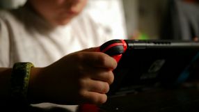 Psychologia mówi, że choć dziecięcy gaming wydaje się mniej czasochłonny, to w połączeniu z TikTokiem i YouTube może nieść poważne skutki