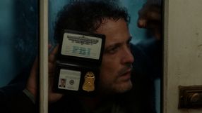 W ten weekend na Netflix nadrobisz jeden z najlepszych thrillerów ubiegłego roku. 8 trzymających w napięciu odcinków z szansą na Emmy