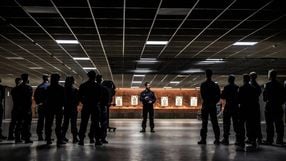 Ma 6 odcinków i podbija Netflixa. Nowy francuski thriller na pełen akcji serialowy maraton