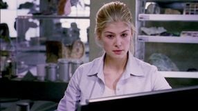 „Jeden z najgorszych filmów wszech czasów”. Rosamund Pike była pewna, że ten film akcji science fiction z Dwayne’em Johnsonem zakończy jej karierę