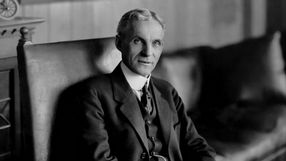 Henry Ford: „Gdy tylko pracownik zacznie uważać się za eksperta, zwalniamy go - ten, kto naprawdę rozumie swoją pracę, nigdy tak o sobie nie myśli”