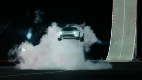 Elon Musk pokazał samochód, który przeczy zdrowemu rozsądkowi. Nowa Tesla potrafi latać i rozpędza się do setki w mniej niż sekundę