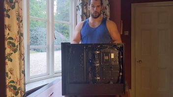 Henry Cavill (aka wiedźmin) składający PC to dzisiejszy hit internetu