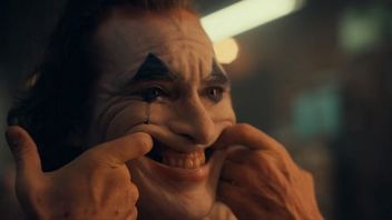 Joker pogrąża się w szaleństwie na pierwszym trailerze filmu