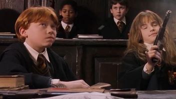 Brudny Harry Potter. Fani podmienili różdżki na broń w całym filmie