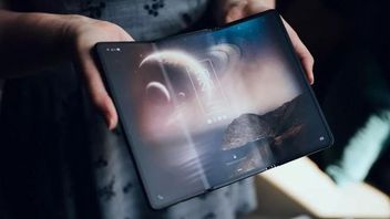 Telefon czy akordeon? Zaprezentowano składany smartfon z trzema ekranami