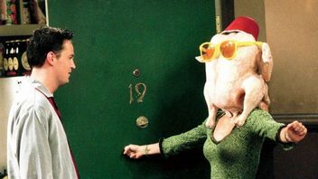 Gwiazda Przyjaciół odtworzyła kultową scenę z serialu - taniec z indykiem na głowie