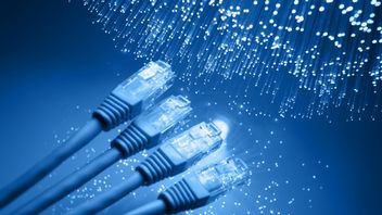 Ile godzin musi pracować Polak, aby zarobić na Internet? Oto statystyki z 2020 roku