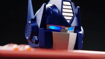 Optimus Prime jak żywy - Transformers sterowany smartfonem kosztuje 2600 zł