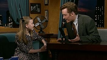 Zobacz 10-letnią Scarlett Johansson w nietypowym aktorskim skeczu u Conana