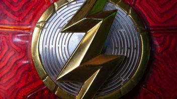 Bruce Wayne i Supergirl na zdjęciach z planu The Flash