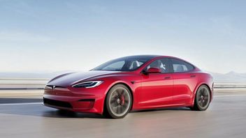 Tesla S Plaid zapaliła się, zamykając kierowcę w środku